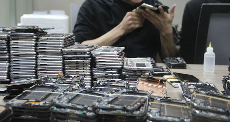 ລາຄາຈໍ LCD ຂອງ iPhone ແມ່ນເປັນຂົ້ວໃນປີ 2026: ເປັນຫຍັງຮ້ານສ້ອມແປງຈຶ່ງປ່ຽນກັບໄປໃຊ້ຈໍສະແດງຜົນເດີມທີ່ປັບປຸງໃໝ່